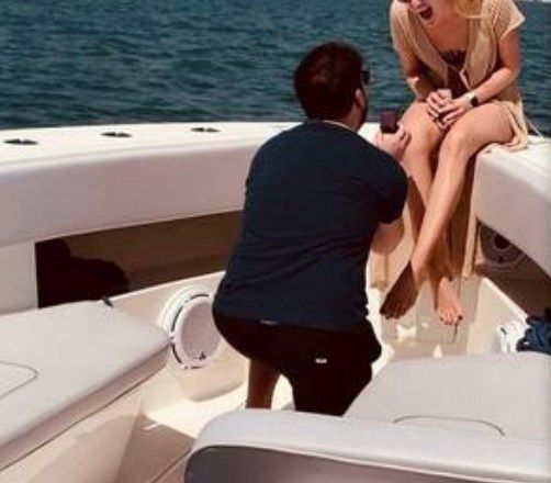 Wow: Η ρομαντική πρόταση γάμου παίκτριας του GNTM πάνω σε σκάφος!