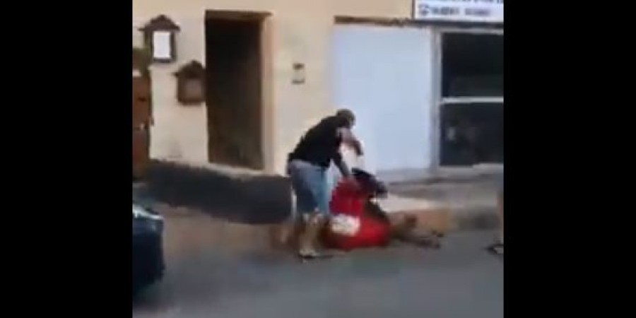 Λάρνακα/Βίντεο σοκ: Άνδρας κλωτσά αλλοδαπή με βρέφος στην αγκαλιά