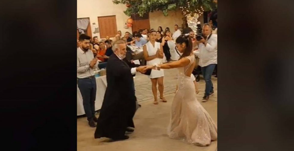 Πάτερ χόρεψε με τη νύφη και έγινε viral! (Βίντεο)