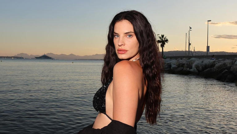 H Χριστίνα Μπόμπα έδωσε στο office style την πιο girly πινελιά