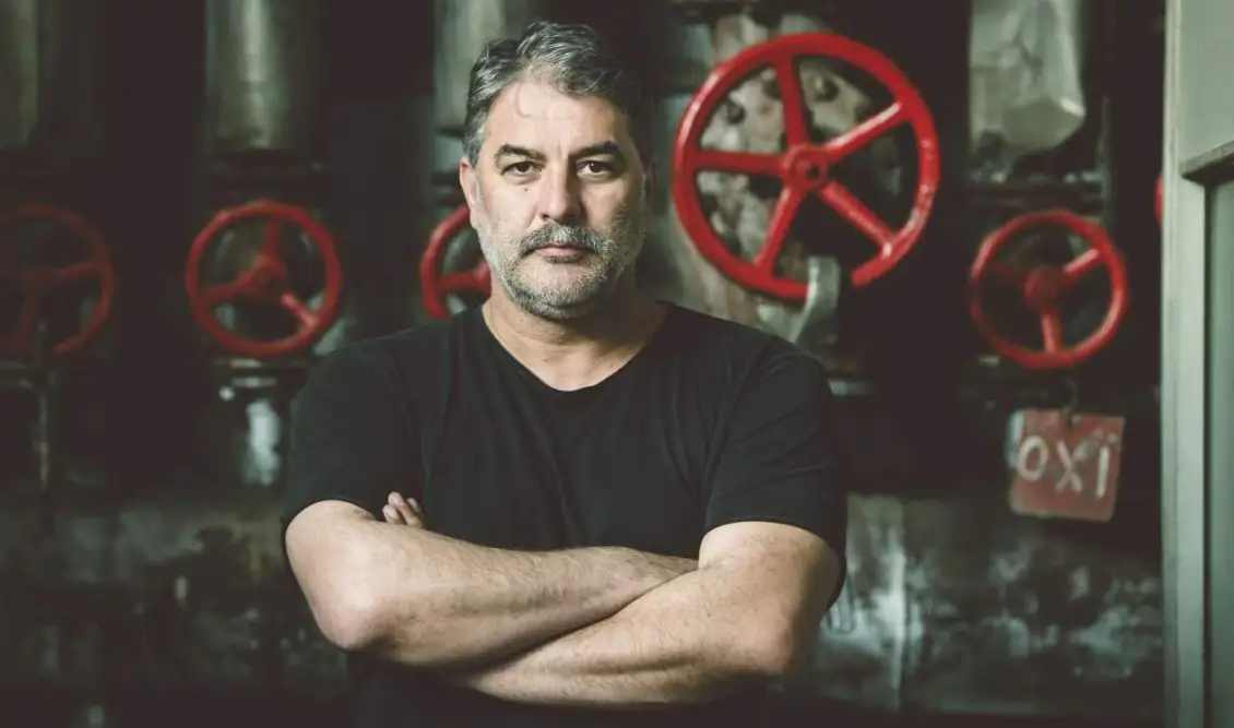 Βασίλης Μπισμπίκης: “Θα ήθελα να είμαι αναρχικός, αλλά δεν έχω τα κότσια”