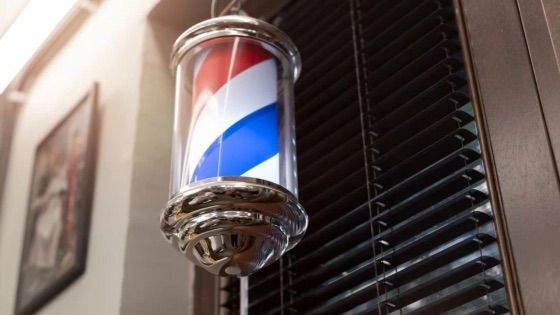 Γιατί οι μπαρμπέρηδες έχουν αυτό το σύμβολο έξω από τα μαγαζιά τους