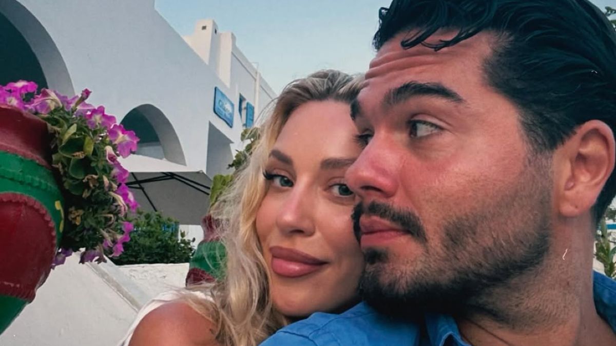 Γαρυφαλλιά Καληφώνη – Η μοναδική εικόνα με τον Χρήστο Μάστορα στην αγκαλιά της