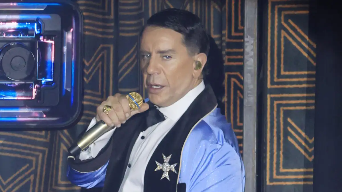 Ο Γιώργος Μαζωνάκης βγήκε από το κέντρο που εμφανίζεται και χαιρέτησε τον κόσμο που περίμενε στην ουρά