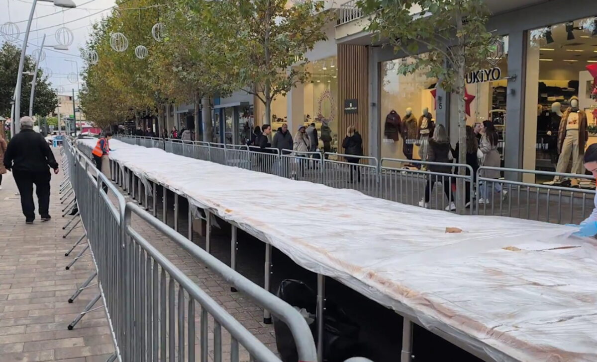 Περιστέρι: Γιγαντιαία βασιλόπιτα 10 τόνων και 100 μέτρων – «Αν όχι η μεγαλύτερη, σίγουρα η πιο νόστιμη στον κόσμο»