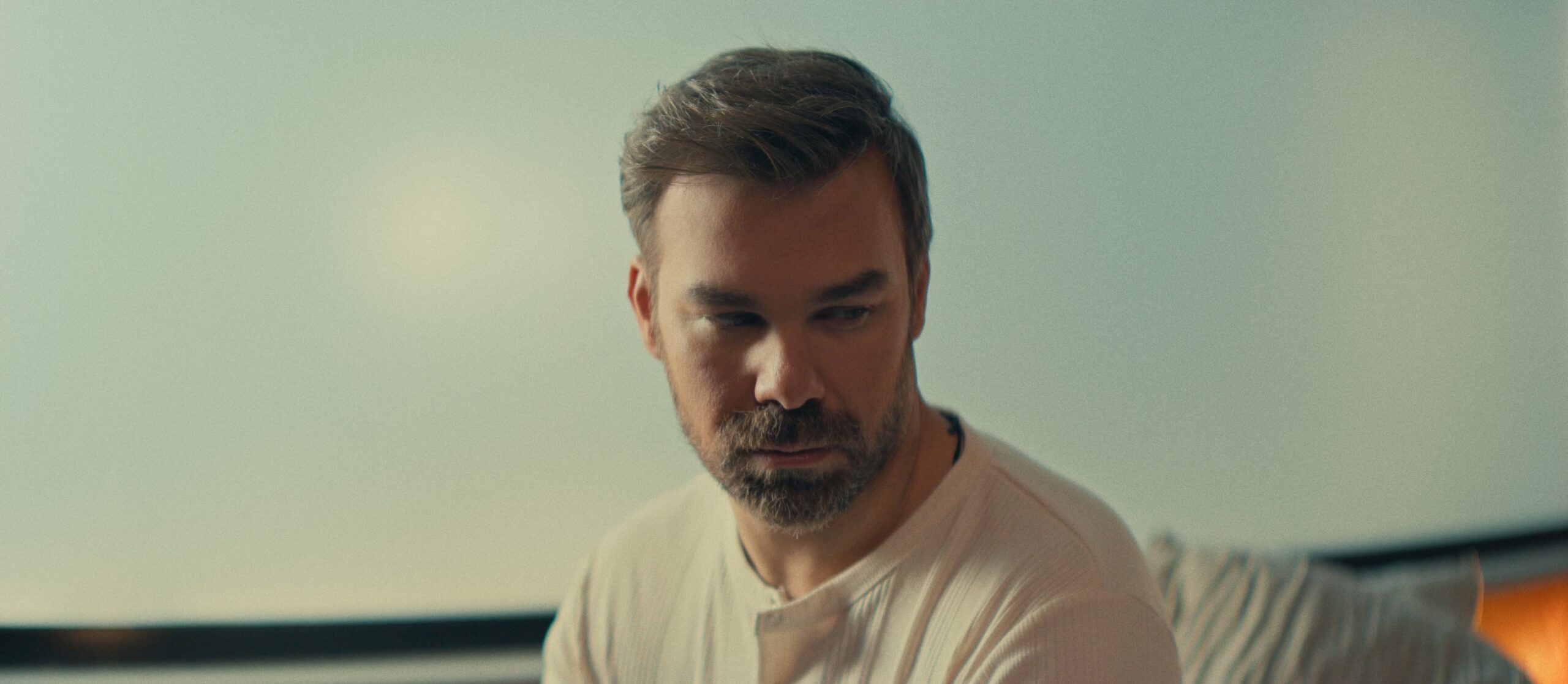 Γιώργος Σαμπάνης: Όταν το Κάρμα γίνεται Τέχνη – Τα παρασκήνια του «Δε Μ’ Αγαπούσες» (Δείτε το video clip)