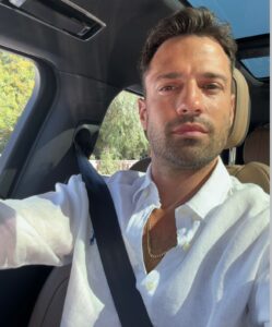 Κωνσταντίνος Αργυρός: Η εντυπωσιακή πόζα χωρίς ρούχα που έγινε viral. (Δείτε φωτό)