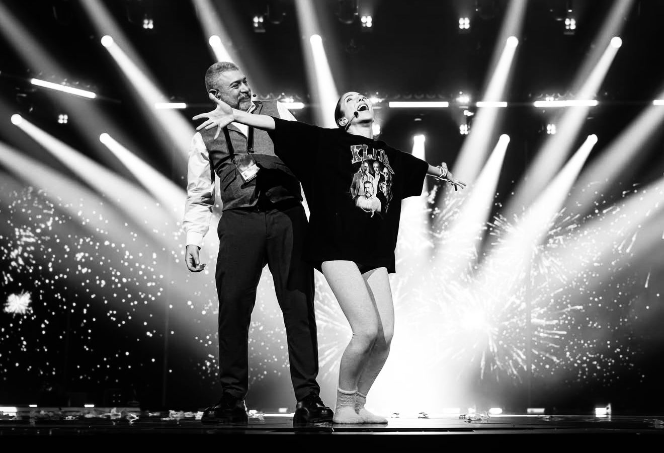 Δεν θα πιστεύετε ποιος γνωστός Κύπριος σκηνοθέτης βρέθηκε στη σκηνή του σουηδικού τελικού!