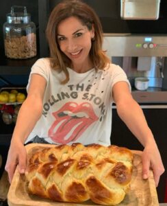 Βανδή: Έφτιαξε τα διάσημα πασχαλινά τσουρέκια της παρέα με τον κουμπάρο της (Δείτε φωτογραφίες & βίντεο)