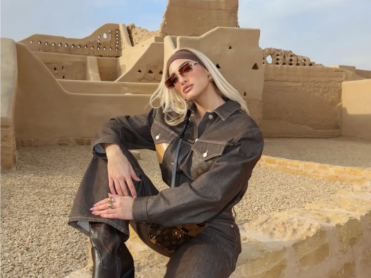 Ιωάννα Τούνη: «Όσο πιο ψηλά ανεβαίνεις, τόσο λιγότερο ακούγονται οι ξένες φωνές» – Φωτογραφίες και βίντεο από τη Σαουδική Αραβία