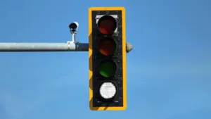 Έρχεται το «τέταρτο χρώμα» στα φανάρια τροχαίας – Πώς το λευκό αλλάζει την κυκλοφορία