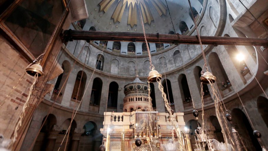 Σε βίντεο αποτύπωσε τους ήχους από τα Πάθη του Χριστού μέσα στον Πανάγιο Τάφο