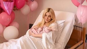 Καινούργιου: Μας έδωσε μια μικρή γεύση από την γκαρνταρόμπα της μικρής Ξένιας (Δείτε Φωτογραφίες)