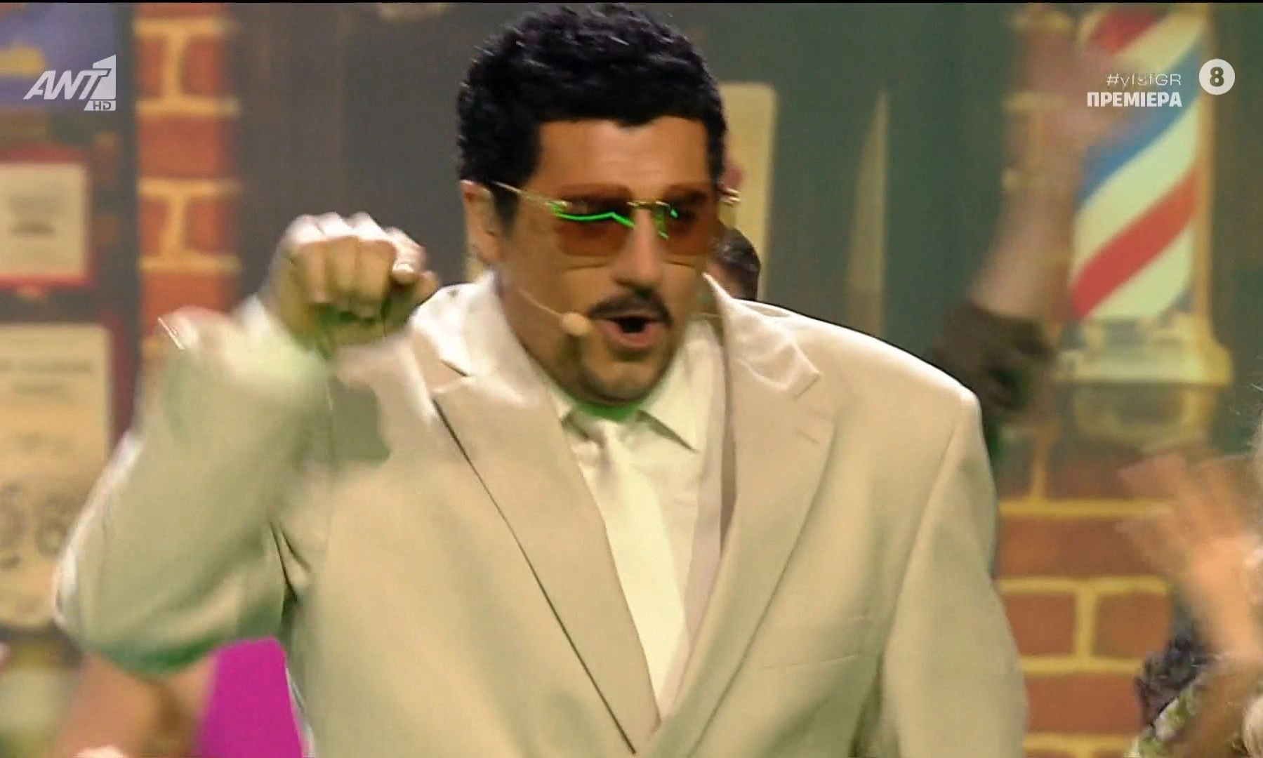 Γκρέμισε το πλατό στην πρεμιέρα του YFSF – Η επική μεταμόρφωση του Μπουρδούμη σε Bad Banny