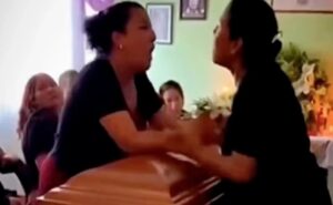 Η κηδεία έγινε ροντέο: Οι ερωμένες του νεκρού πλακώθηκαν πάνω από το φέρετρό του (video)