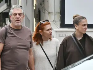 Κούλλης Νικολάου: Βόλτα με τη σύζυγό του, Κλαίρη και την κόρη τους, Ελένη – Φωτογραφίες