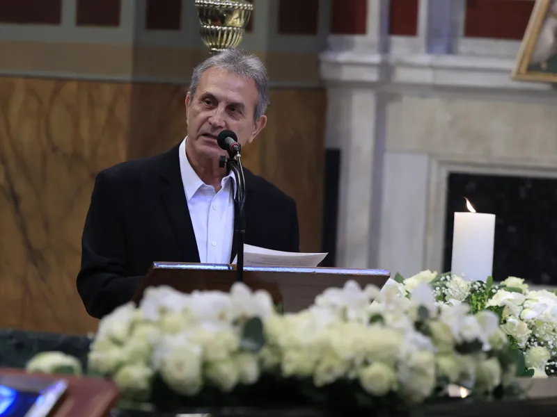 Συγκίνησε ο Γ. Νταλάρας στον επικήδειο για τη Μαρινέλλα: Για μένα πέθανε η δεύτερη μάνα μου