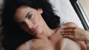 Εκπληκτική Χριστίνα Μπόμπα: Ποζάρει μόνο με τα εσώρουχά της