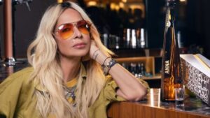 Άννα Βίσση: Με «χρυσή» τσάντα αξίας χιλιάδων ευρώ απογείωσε το λευκό κοστούμι της