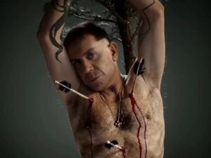 Γιώργος Μαζωνάκης: Σοκάρει ως… «Εσταυρωμένος» στο νέο videoclip (Βίντεο)