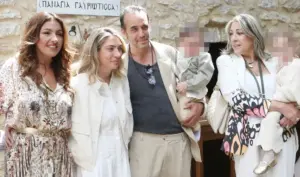 Πάνος Μουζουράκης & Μαριλού Κόζαρη: Βάφτισαν τον γιο τους στην Αμφίκλεια με νονά την Έλενα Παπαρίζου (Εικόνες)