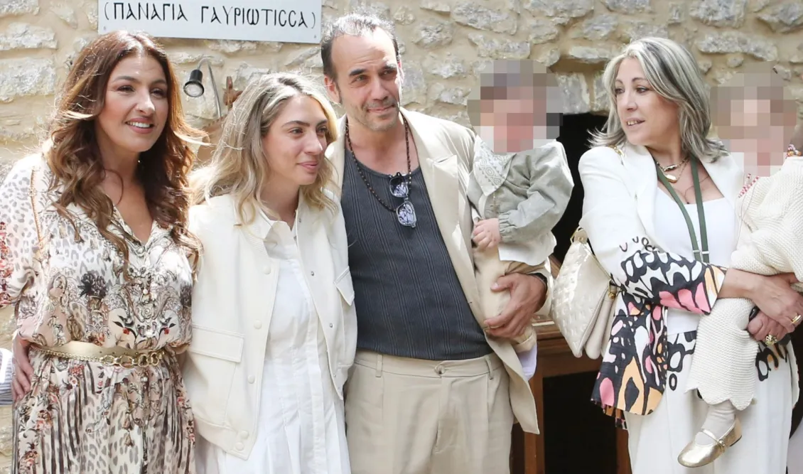 Πάνος Μουζουράκης & Μαριλού Κόζαρη: Βάφτισαν τον γιο τους στην Αμφίκλεια με νονά την Έλενα Παπαρίζου (Εικόνες)
