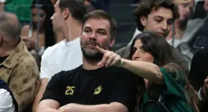 Σαμπάνης προς Βεζένκοφ: «Να είσαι καλά, να σε κερδίζει ο Ομπράντοβιτς» (video)