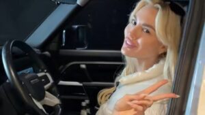 Αλεξάνδρα Παναγιώταρου: Ποζάρει στο νέο της αυτοκίνητο που κοστίζει μια περιουσία – Δείτε βίντεο