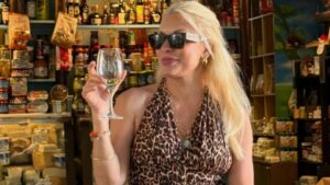 Ελένη Μενεγάκη: Σπάνια εμφάνιση για κρασί ντυμένη στα λεοπάρ – Πιο κούκλα από ποτέ (φωτό)