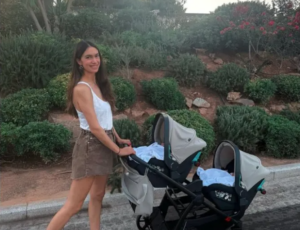 Η Άννα Πρέλεβιτς μπέρδεψε τις δίδυμες κόρες της: Χρειάστηκε να ψάξω τις φωτογραφίες που είχα στείλει στη γιαγιά τους για να θυμηθώ ποια φορούσε τι