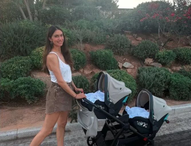 Η Άννα Πρέλεβιτς μπέρδεψε τις δίδυμες κόρες της: Χρειάστηκε να ψάξω τις φωτογραφίες που είχα στείλει στη γιαγιά τους για να θυμηθώ ποια φορούσε τι