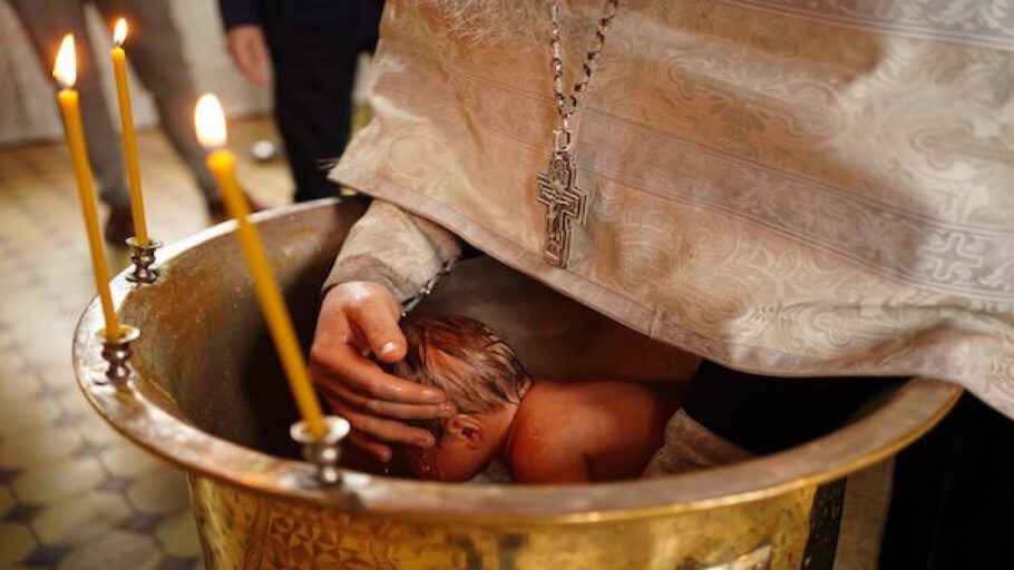 «Δεν είναι παιδική χαρά εδώ!» – Η βάφτιση που συζητά όλη η Κρήτη μετά το ξέσπασμα του ιερέα