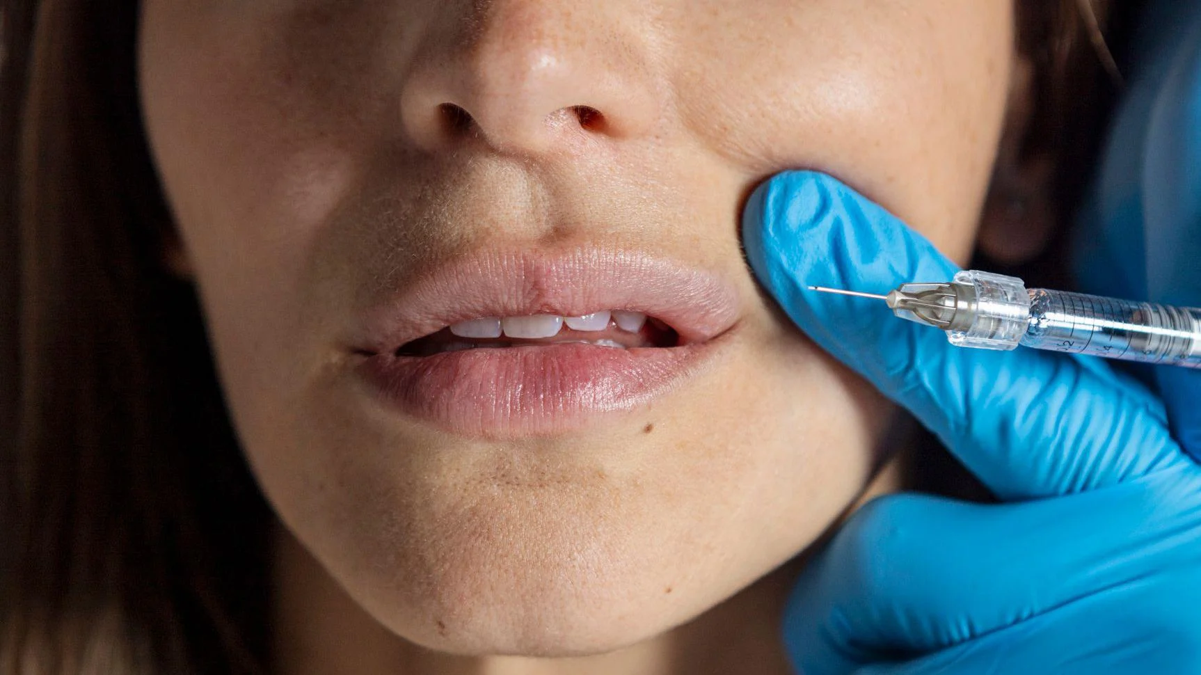 ΒΙΝΤΕΟ: «Botox Party» σε σπίτια και ενέσιμα σε κομμωτήρια