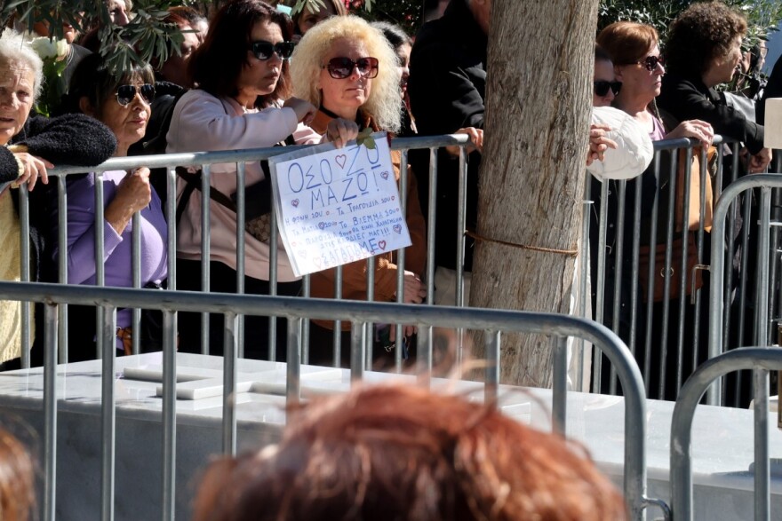 Με τραγούδια και χορούς το μνημόσυνο του Γιώργου Μαζωνάκη: Θαυμαστές άφηναν σημειώματα και λουλούδια στο μνήμα του, φώναζαν «όσο ζω Μαζώ»