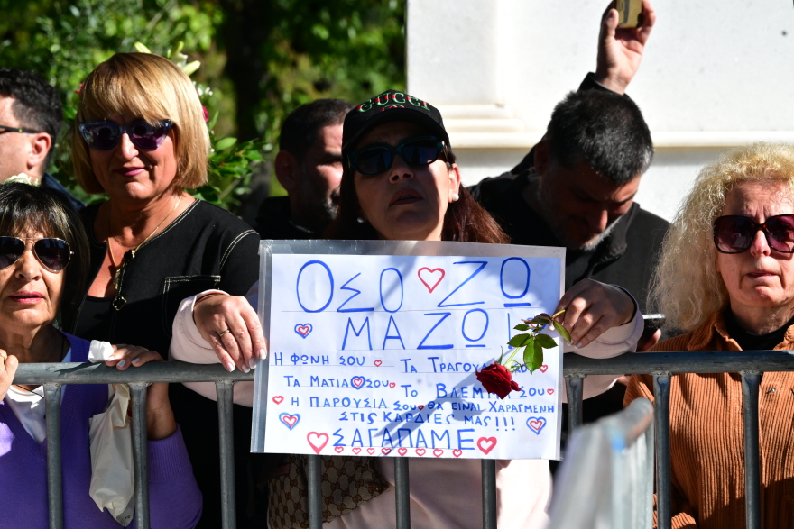 Με τραγούδια και χορούς το μνημόσυνο του Γιώργου Μαζωνάκη: Θαυμαστές άφηναν σημειώματα και λουλούδια στο μνήμα του, φώναζαν «όσο ζω Μαζώ»