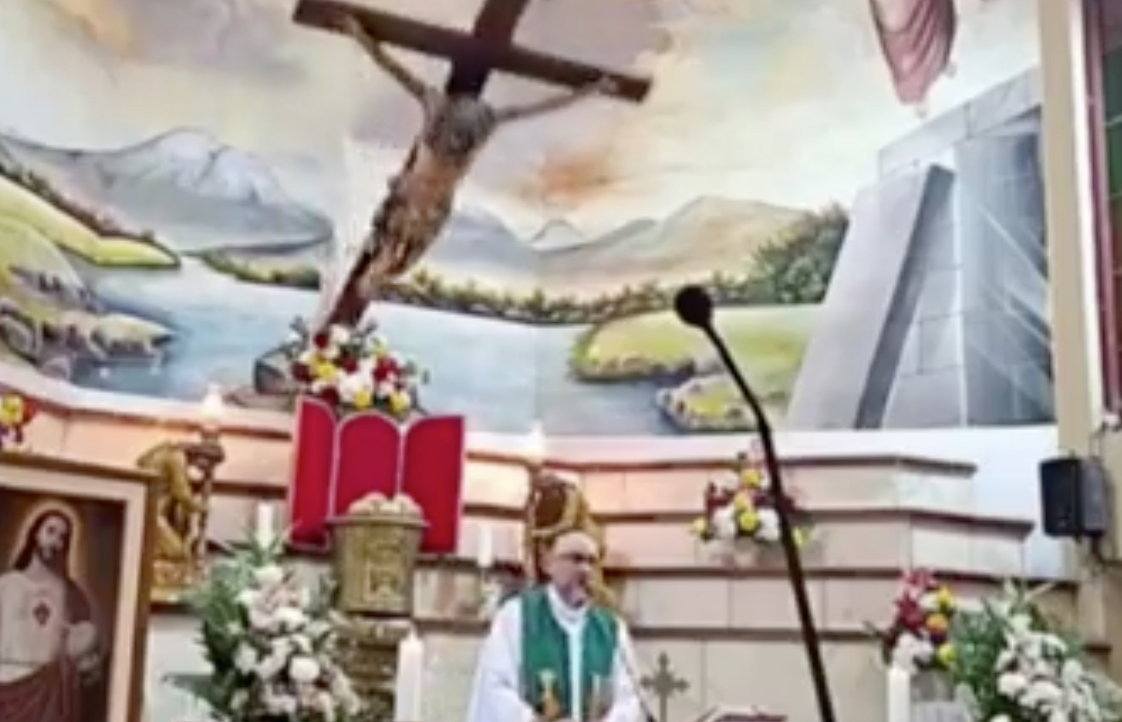 Αδιανόητο: Ιερέας σκοτώθηκε όταν έπεσε σταυρός πάνω του κατά τη διάρκεια λειτουργίας! (βίντεο)