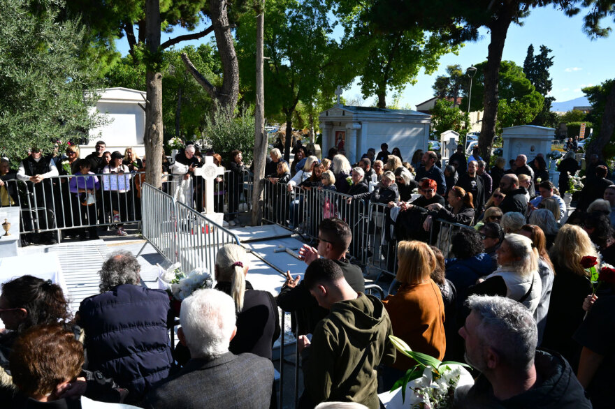Με τραγούδια και χορούς το μνημόσυνο του Γιώργου Μαζωνάκη: Θαυμαστές άφηναν σημειώματα και λουλούδια στο μνήμα του, φώναζαν «όσο ζω Μαζώ»
