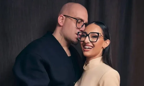 Eurovision 2025 – Klavdia: Το τρυφερό φιλί του σύντροφου της, OGE που ταξίδεψε στη Βασιλεία (Βίντεο)