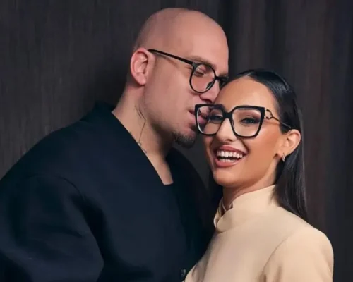 Eurovision 2025 – Klavdia: Το τρυφερό φιλί του σύντροφου της, OGE που ταξίδεψε στη Βασιλεία (Βίντεο)