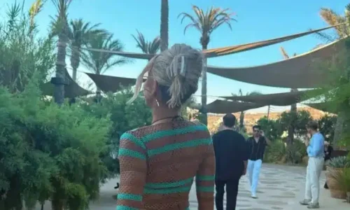 Η σeξι εμφάνιση της Ελληνίδας τραγουδίστριας στη Μύκονο – Την αναγνωρίζετε;