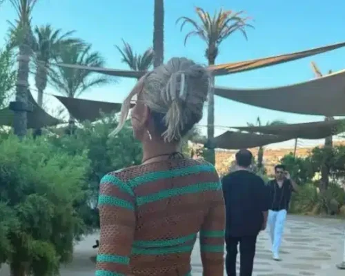 Η σeξι εμφάνιση της Ελληνίδας τραγουδίστριας στη Μύκονο – Την αναγνωρίζετε;