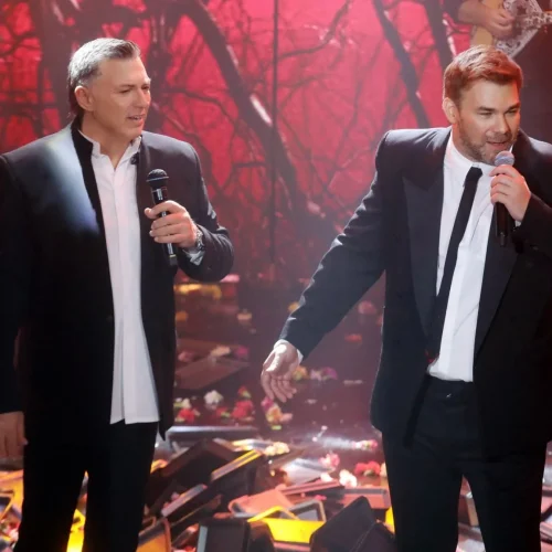 Γιώργος Σαμπάνης – Νίκος Μακρόπουλος: Sold out πρεμιέρα με λαμπερές παρουσίες