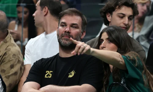 Σαμπάνης προς Βεζένκοφ: «Να είσαι καλά, να σε κερδίζει ο Ομπράντοβιτς» (video)