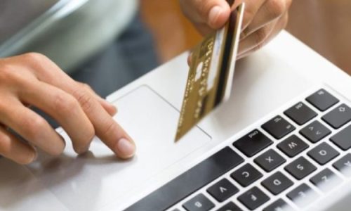 Κατάστημα με επώνυμες τσάντες στην Κύπρο καταγγέλλει απάτη – Ο ιδιοκτήτης δίνει 25 χιλ. ευρώ σε οποιονδήποτε αποδείξει ότι πήρε ψεύτικο προϊόν από εκείνον