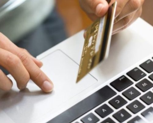 Κατάστημα με επώνυμες τσάντες στην Κύπρο καταγγέλλει απάτη – Ο ιδιοκτήτης δίνει 25 χιλ. ευρώ σε οποιονδήποτε αποδείξει ότι πήρε ψεύτικο προϊόν από εκείνον