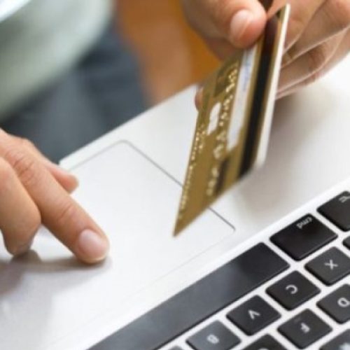 Κατάστημα με επώνυμες τσάντες στην Κύπρο καταγγέλλει απάτη – Ο ιδιοκτήτης δίνει 25 χιλ. ευρώ σε οποιονδήποτε αποδείξει ότι πήρε ψεύτικο προϊόν από εκείνον