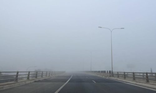 Πέπλο ομίχλης «σκέπασε» τη Λευκωσία, επιστρέφει η σκόνη