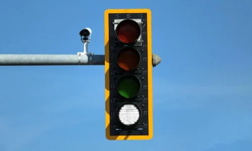 Έρχεται το «τέταρτο χρώμα» στα φανάρια τροχαίας – Πώς το λευκό αλλάζει την κυκλοφορία