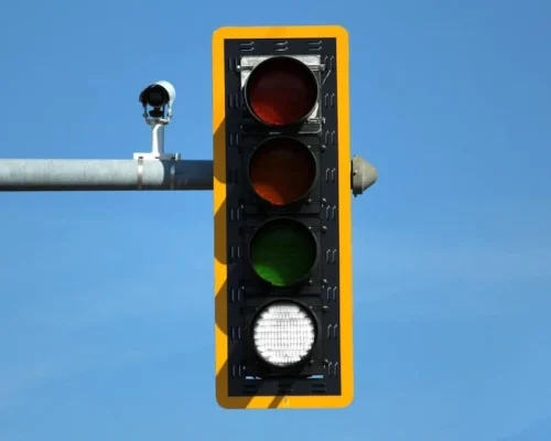 Έρχεται το «τέταρτο χρώμα» στα φανάρια τροχαίας – Πώς το λευκό αλλάζει την κυκλοφορία