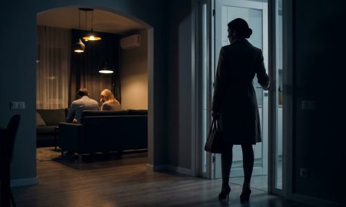 Σούσουρο στην Showbiz: Πασίγνωστη Ελληνίδα “τσάκωσε” τον κούκλο σύντροφό της με την κολλητή της και διάσημη παίχτρια του Survivor